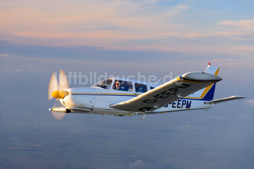Deinste von oben - Flugzeug PA-28R-200 Arrow II im Flug über in Deinste im Bundesland Niedersachsen, Deutschland