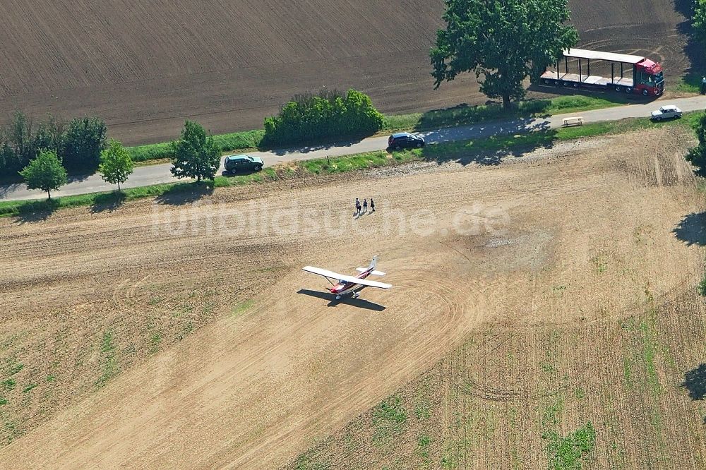 Luftbild Vierlinden - Flugzeug Cessna 172 beim Start auf einem Feld im Fluge über dem Luftraum im Ortsteil Friedersdorf in Vierlinden im Bundesland Brandenburg, Deutschland