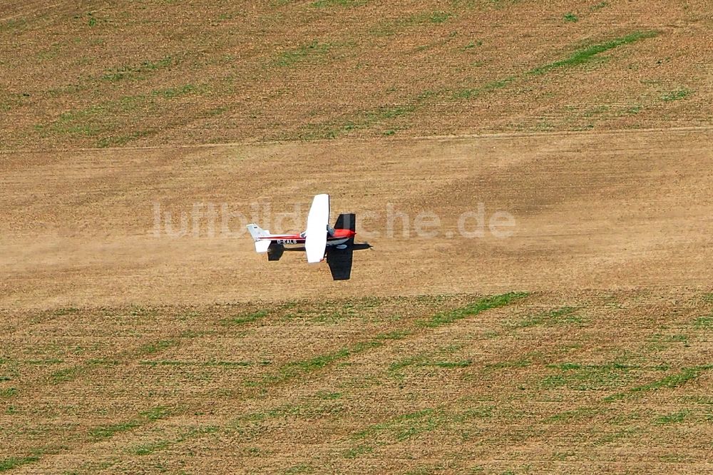 Luftaufnahme Vierlinden - Flugzeug Cessna 172 beim Start auf einem Feld im Fluge über dem Luftraum im Ortsteil Friedersdorf in Vierlinden im Bundesland Brandenburg, Deutschland