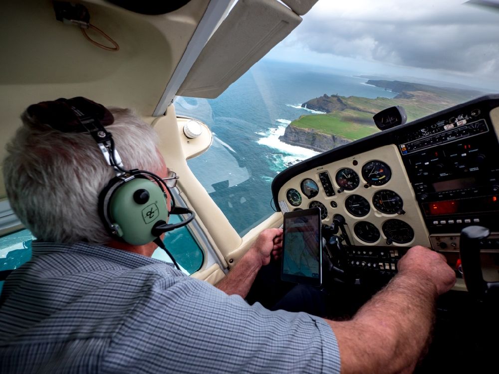 Luftbild Raha - Flugzeug Cessna 172 aus der Cockpitsicht im Fluge über dem Luftraum in Raha in Clare, Irland