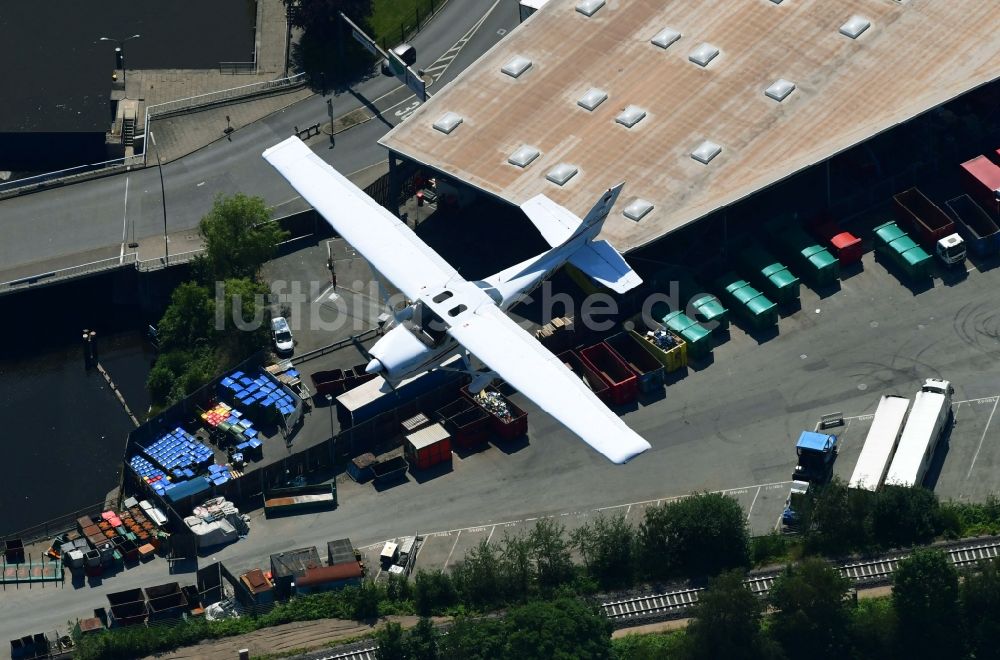 Luftbild Hamburg - Flugzeug Cessna 172N im Fluge über dem Luftraum im Ortsteil Hammerbrook in Hamburg, Deutschland