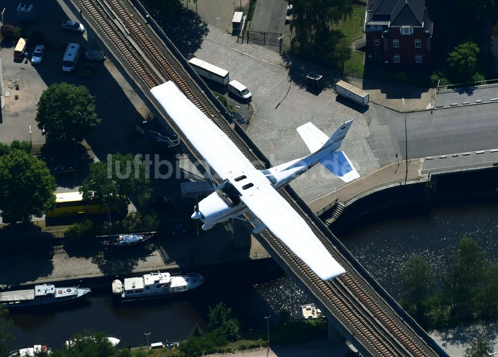 Hamburg von oben - Flugzeug Cessna 172N im Fluge über dem Luftraum im Ortsteil Hammerbrook in Hamburg, Deutschland