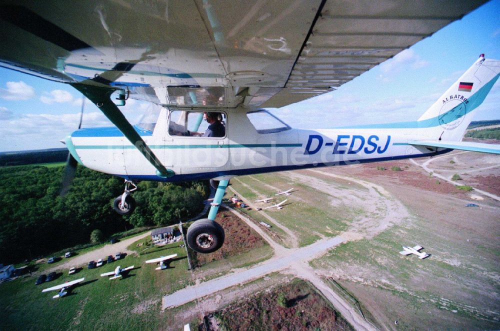 Saarmund von oben - Flugzeug Cessna 152 mit der Kennung D-EDSJ im Fluge über dem Luftraum in Saarmund im Bundesland Brandenburg, Deutschland
