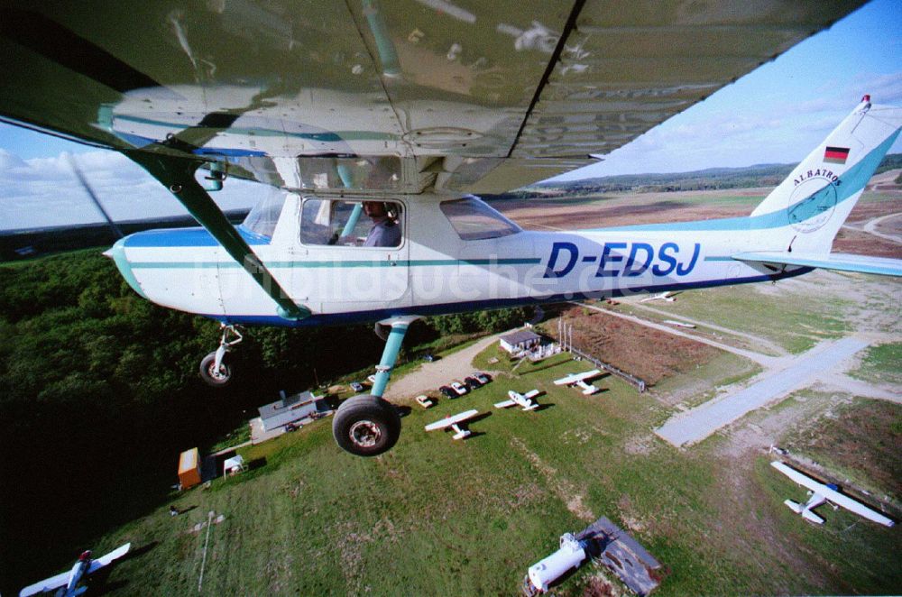 Saarmund aus der Vogelperspektive: Flugzeug Cessna 152 mit der Kennung D-EDSJ im Fluge über dem Luftraum in Saarmund im Bundesland Brandenburg, Deutschland
