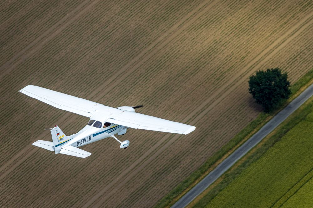 Luftaufnahme Hamm - Flugzeug Cessna 172 SP mit der Kennung D-EWLH im Fluge über dem Luftraum in Hamm im Bundesland Nordrhein-Westfalen, Deutschland