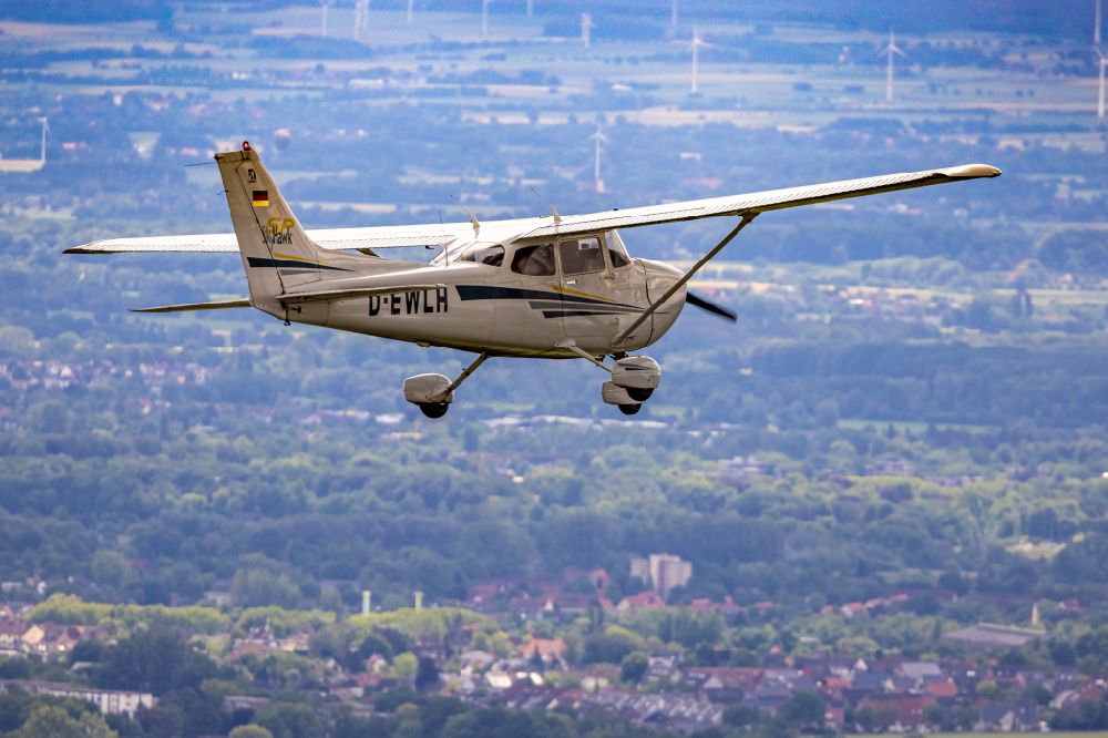Luftaufnahme Hamm - Flugzeug Cessna 172 SP mit der Kennung D-EWLH im Fluge über dem Luftraum in Hamm im Bundesland Nordrhein-Westfalen, Deutschland
