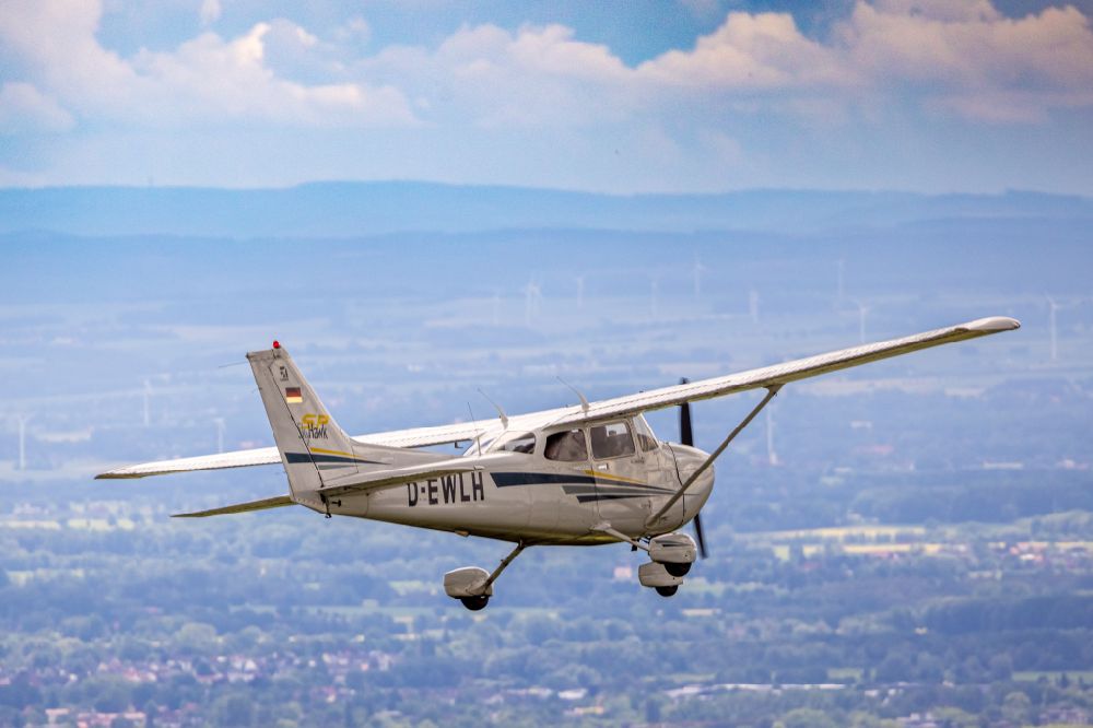 Hamm von oben - Flugzeug Cessna 172 SP mit der Kennung D-EWLH im Fluge über dem Luftraum in Hamm im Bundesland Nordrhein-Westfalen, Deutschland