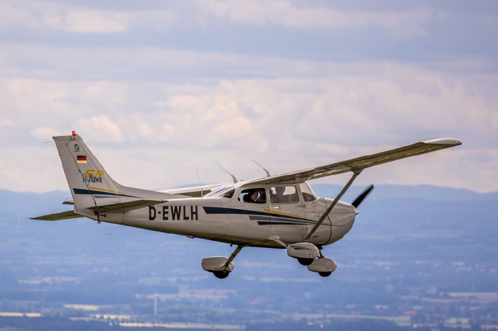 Luftbild Hamm - Flugzeug Cessna 172 SP mit der Kennung D-EWLH im Fluge über dem Luftraum in Hamm im Bundesland Nordrhein-Westfalen, Deutschland