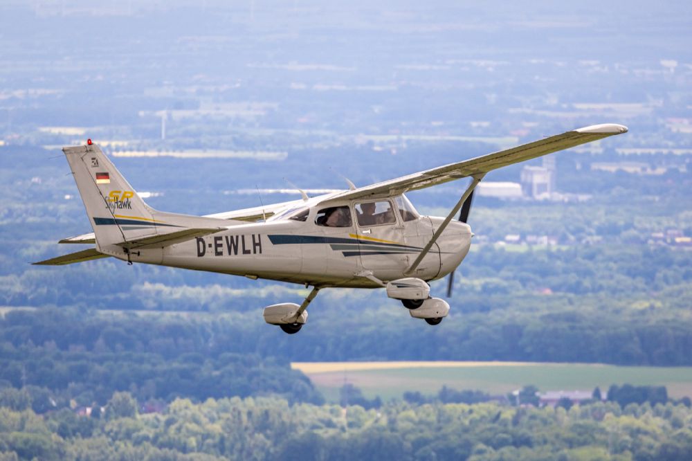 Hamm von oben - Flugzeug Cessna 172 SP mit der Kennung D-EWLH im Fluge über dem Luftraum in Hamm im Bundesland Nordrhein-Westfalen, Deutschland