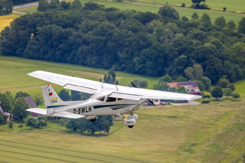 Hamm aus der Vogelperspektive: Flugzeug Cessna 172 SP mit der Kennung D-EWLH im Fluge über dem Luftraum in Hamm im Bundesland Nordrhein-Westfalen, Deutschland