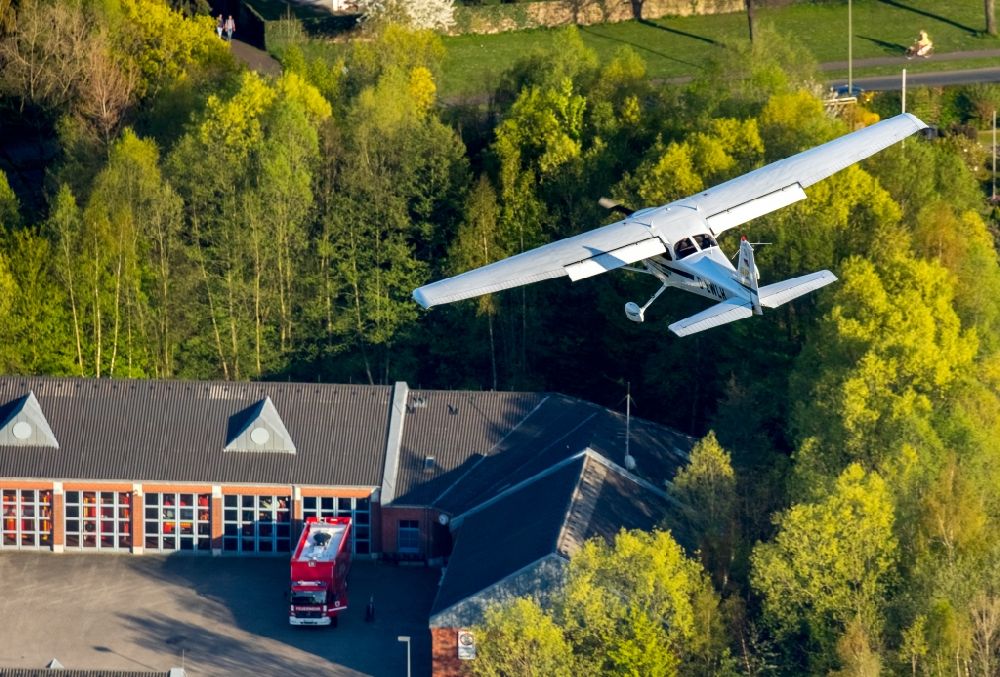 Luftbild Hamm - Flugzeug Cessna 172 mit der Kennung D-EWLH im Fluge zum Landeanflug auf den Flugplatz in Hamm im Bundesland Nordrhein-Westfalen
