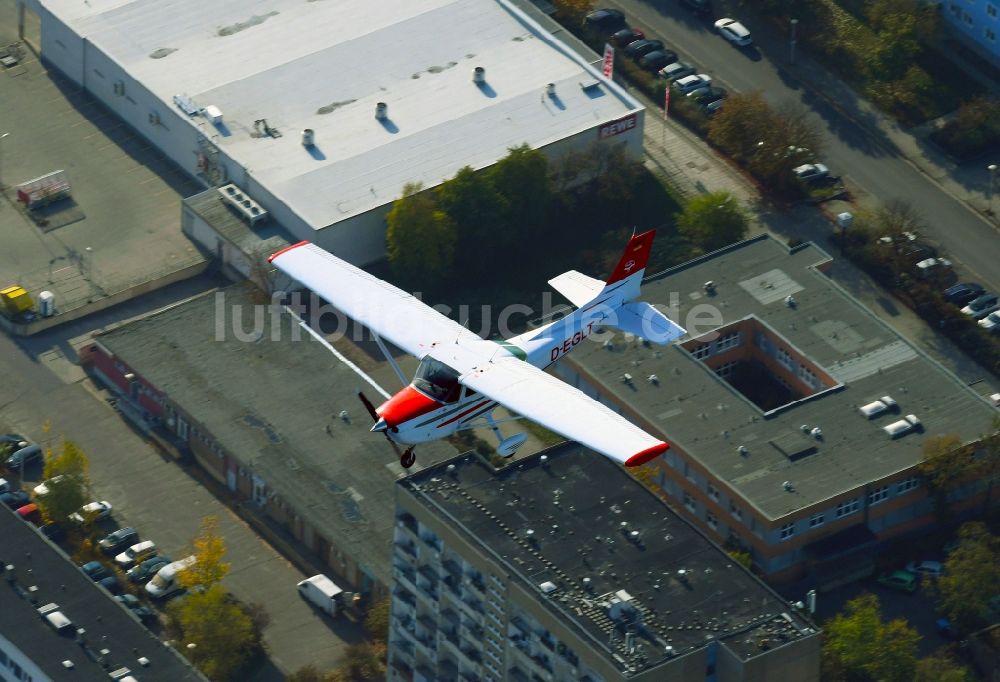Luftbild Cottbus - Flugzeug Cessna 172M Skyhawk im Fluge über dem Luftraum in Cottbus im Bundesland Brandenburg, Deutschland