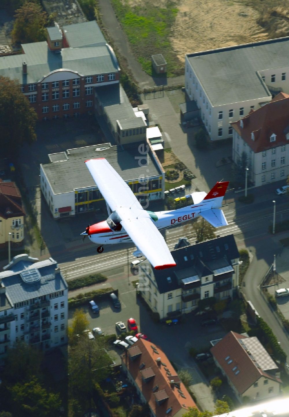 Luftaufnahme Cottbus - Flugzeug Cessna 172M Skyhawk im Fluge über dem Luftraum in Cottbus im Bundesland Brandenburg, Deutschland