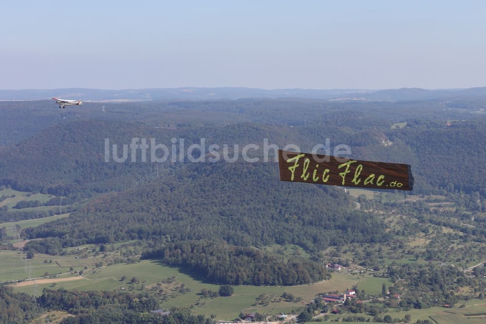 Reutlingen aus der Vogelperspektive: Flugzeug D-ECPD - Piper PA-28 mit Bannerschlepp für den Zirkus Flic Flac im Fluge über dem Luftraum in Reutlingen im Bundesland Baden-Württemberg