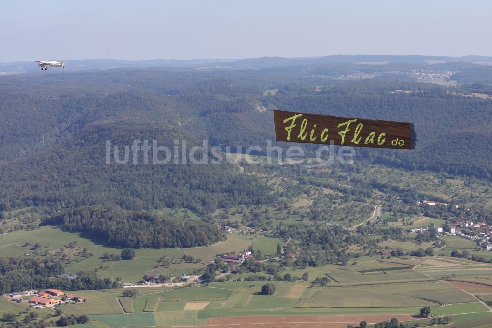 Luftaufnahme Reutlingen - Flugzeug D-ECPD - Piper PA-28 mit Bannerschlepp für den Zirkus Flic Flac im Fluge über dem Luftraum in Reutlingen im Bundesland Baden-Württemberg