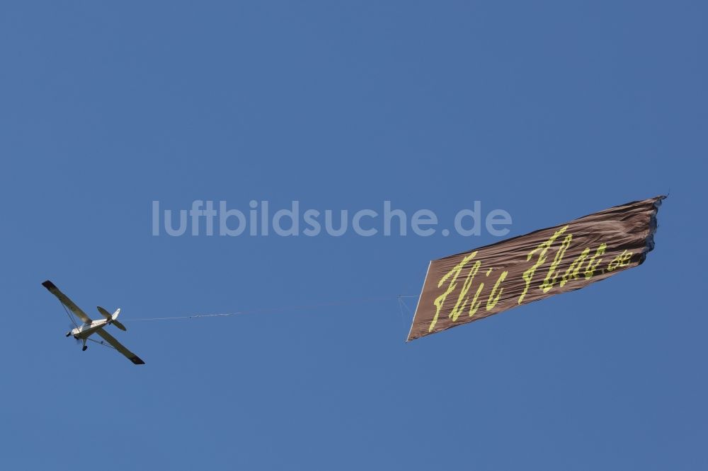 Luftaufnahme Reutlingen - Flugzeug D-ECPD - Piper PA-28 mit Bannerschlepp für den Zirkus Flic Flac im Fluge über dem Luftraum in Reutlingen im Bundesland Baden-Württemberg