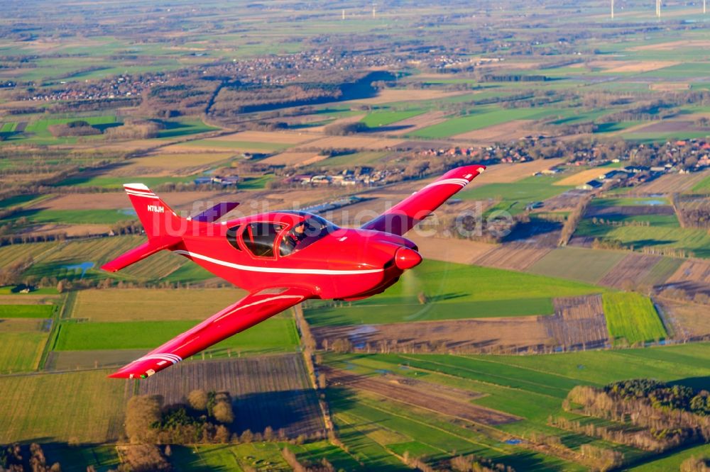 Luftaufnahme Deinste - Flugzeug Glasair SH2R im Fluge über dem Luftraum in Deinste im Bundesland Niedersachsen, Deutschland