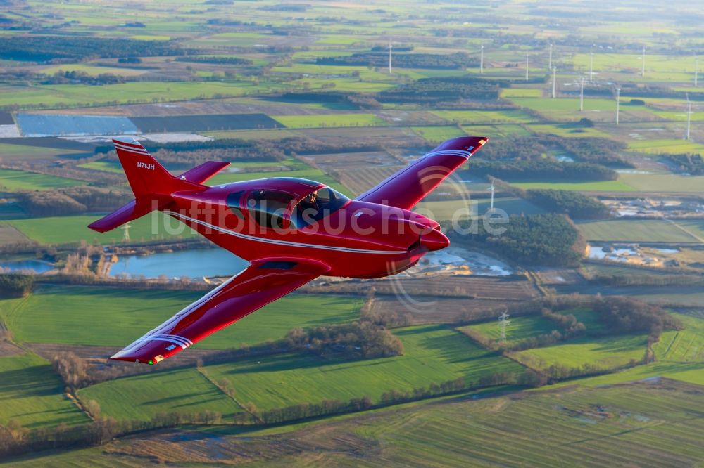 Deinste aus der Vogelperspektive: Flugzeug Glasair SH2R im Fluge über dem Luftraum in Deinste im Bundesland Niedersachsen, Deutschland