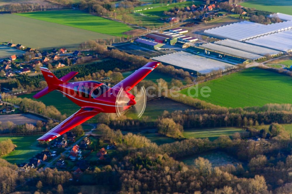 Luftaufnahme Deinste - Flugzeug Glasair SH2R im Fluge über dem Luftraum in Deinste im Bundesland Niedersachsen, Deutschland