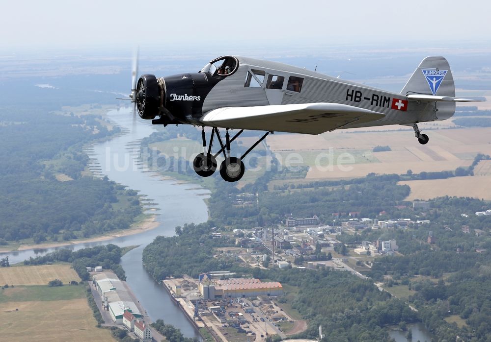 Dessau von oben - Flugzeug Junkers F13 im Fluge über dem Luftraum in Dessau im Bundesland Sachsen-Anhalt, Deutschland