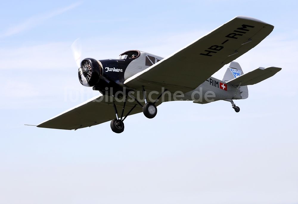 Luftaufnahme Dessau - Flugzeug Junkers F13 im Fluge über dem Luftraum in Dessau im Bundesland Sachsen-Anhalt, Deutschland