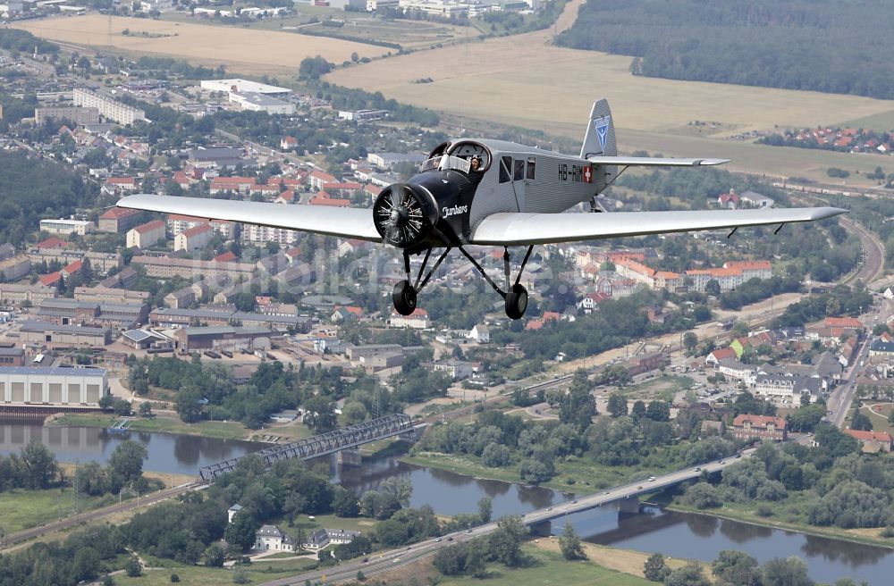 Dessau aus der Vogelperspektive: Flugzeug Junkers F13 im Fluge über dem Luftraum in Dessau im Bundesland Sachsen-Anhalt, Deutschland