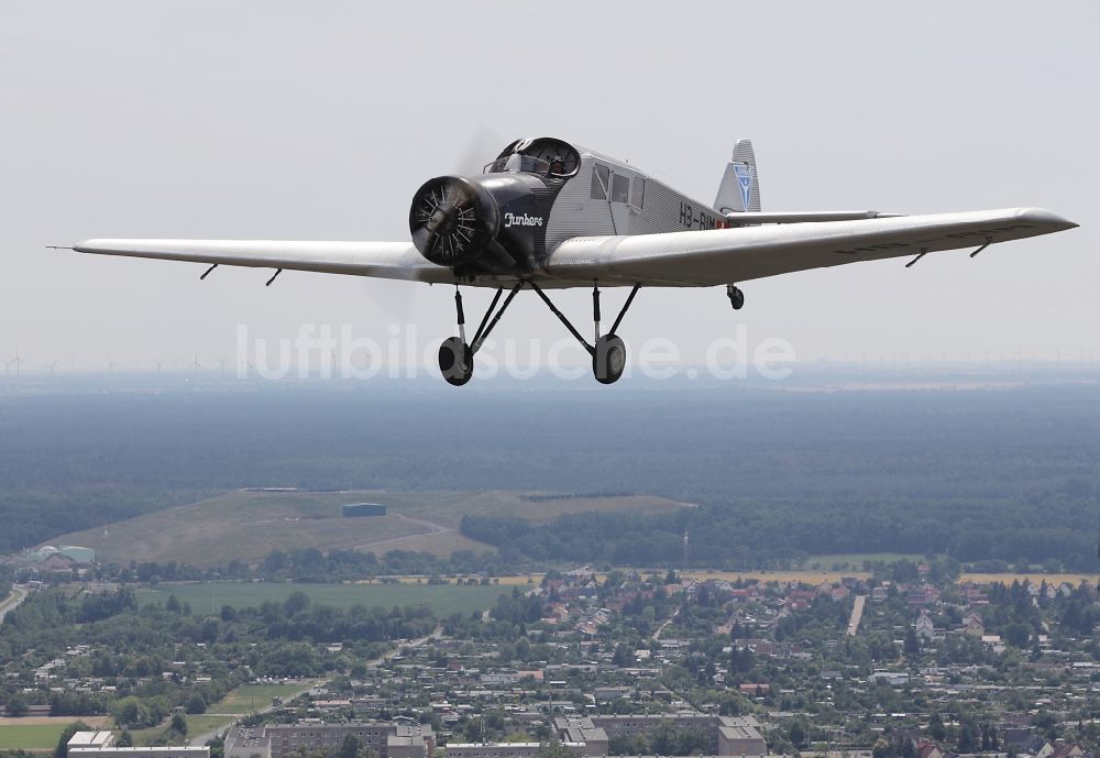 Dessau aus der Vogelperspektive: Flugzeug Junkers F13 im Fluge über dem Luftraum in Dessau im Bundesland Sachsen-Anhalt, Deutschland