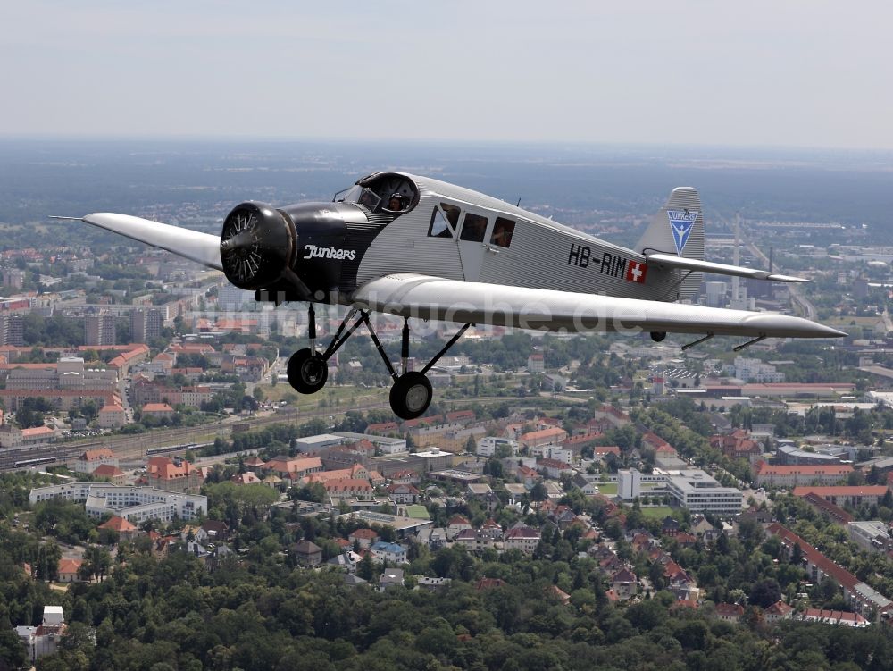 Luftbild Dessau - Flugzeug Junkers F13 im Fluge über dem Luftraum in Dessau im Bundesland Sachsen-Anhalt, Deutschland