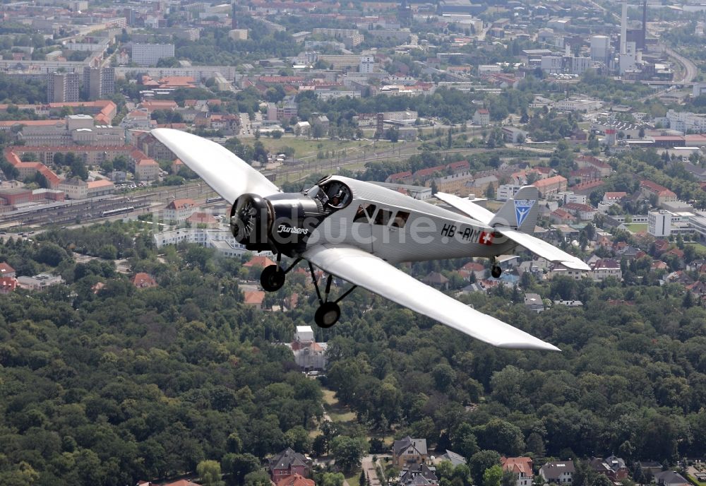 Luftaufnahme Dessau - Flugzeug Junkers F13 im Fluge über dem Luftraum in Dessau im Bundesland Sachsen-Anhalt, Deutschland