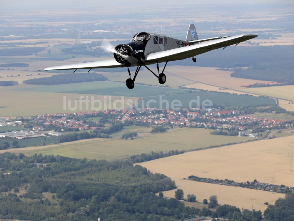 Luftbild Dessau - Flugzeug Junkers F13 im Fluge über dem Luftraum in Dessau im Bundesland Sachsen-Anhalt, Deutschland