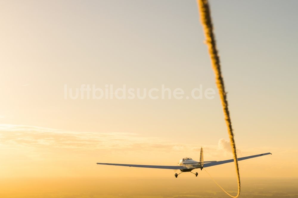 Luftaufnahme Stade - Flugzeug D-KGBN während eines Schleppfluges über dem Luftraum in Stade im Bundesland Niedersachsen, Deutschland