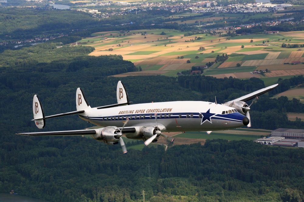 Möhlin aus der Vogelperspektive: Flugzeug Lockheed L1049 Super Constellation im Fluge im Luftraum bei Möhlin in der Schweiz