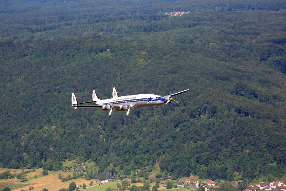 Luftaufnahme Rheinfelden (Baden) - Flugzeug Lockheed L1049 Super Constellation im Fluge im Luftraum bei Rheinfelden in Baden-Wuerttemberg