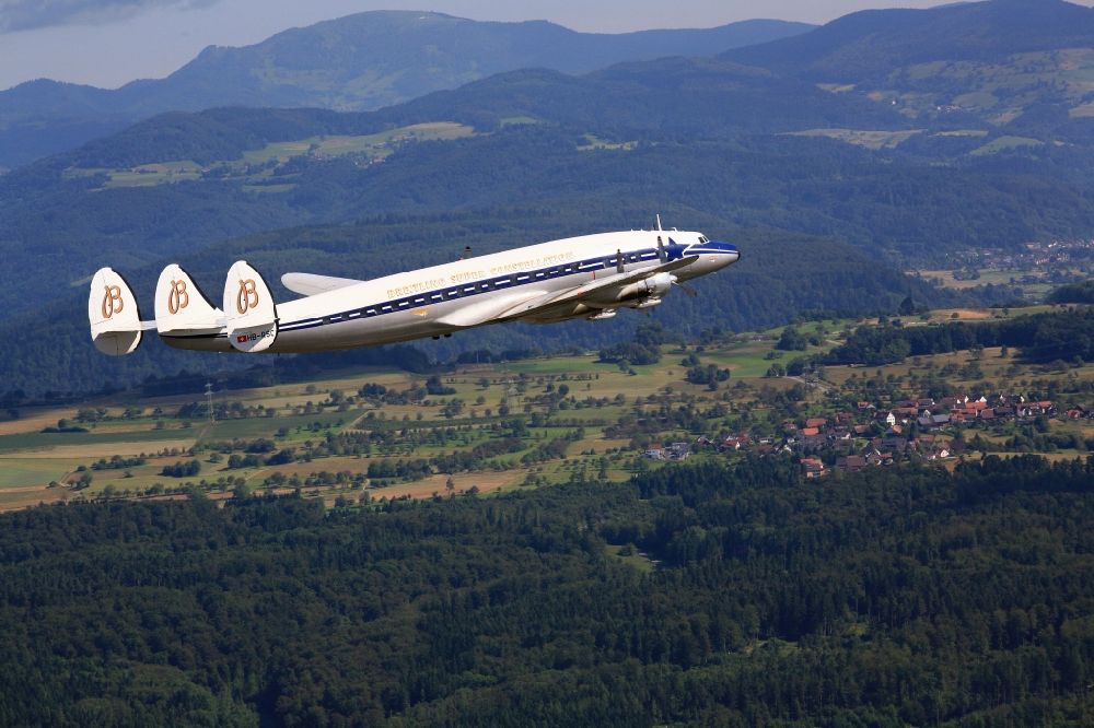 Rheinfelden (Baden) aus der Vogelperspektive: Flugzeug Lockheed L1049 Super Constellation im Fluge im Luftraum bei Rheinfelden in Baden-Wuerttemberg