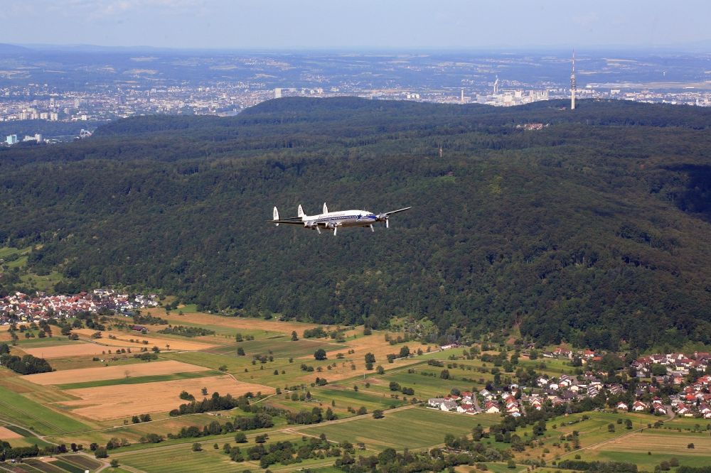 Grenzach-Wyhlen aus der Vogelperspektive: Flugzeug Lockheed L1049 Super Constellation im Fluge im Luftraum beiGrenzach-Wyhlen in Baden-Wuerttemberg