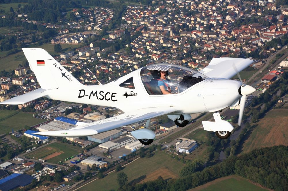 Luftaufnahme Steinen - Flugzeug und Luftsportgerät Ultraleicht TL-96 Star mit der Kennung D-MSCE im Fluge im Luftraum über Steinen im Bundesland Baden-Württemberg