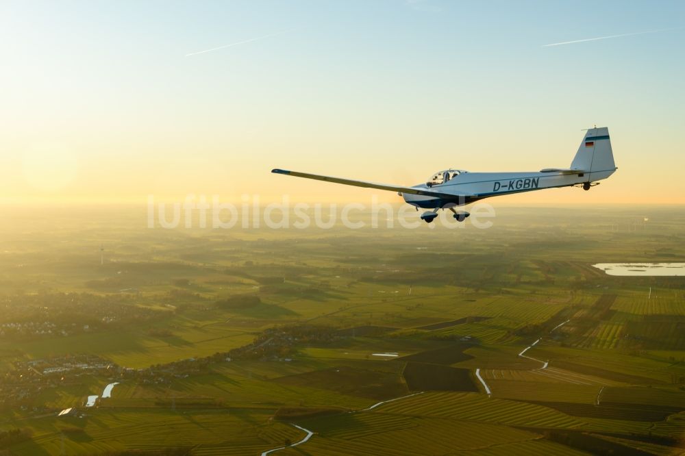 Luftaufnahme Stade - Flugzeug und Motorsegler SF 25 im Fluge über dem Luftraum in Stade im Bundesland Niedersachsen, Deutschland