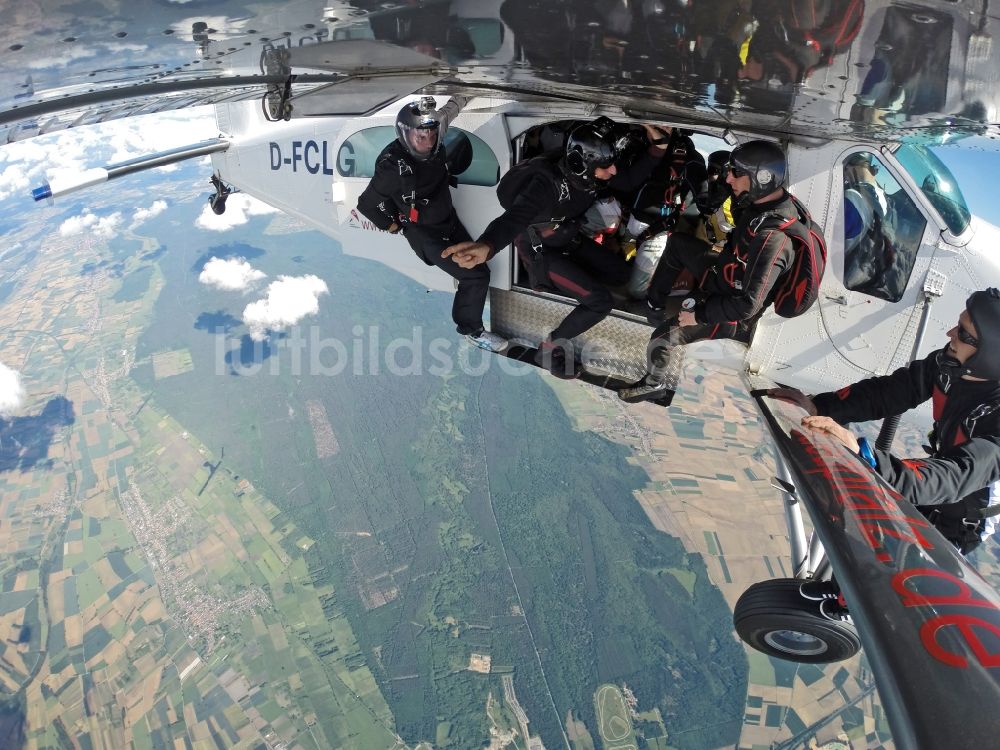 Schweighofen aus der Vogelperspektive: Flugzeug Pilatus Porter PC6 B2/H4 D-FCLG beim Absetzen von Fallschirmspringern im Fluge über dem Luftraum in Schweighofen im Bundesland Rheinland-Pfalz