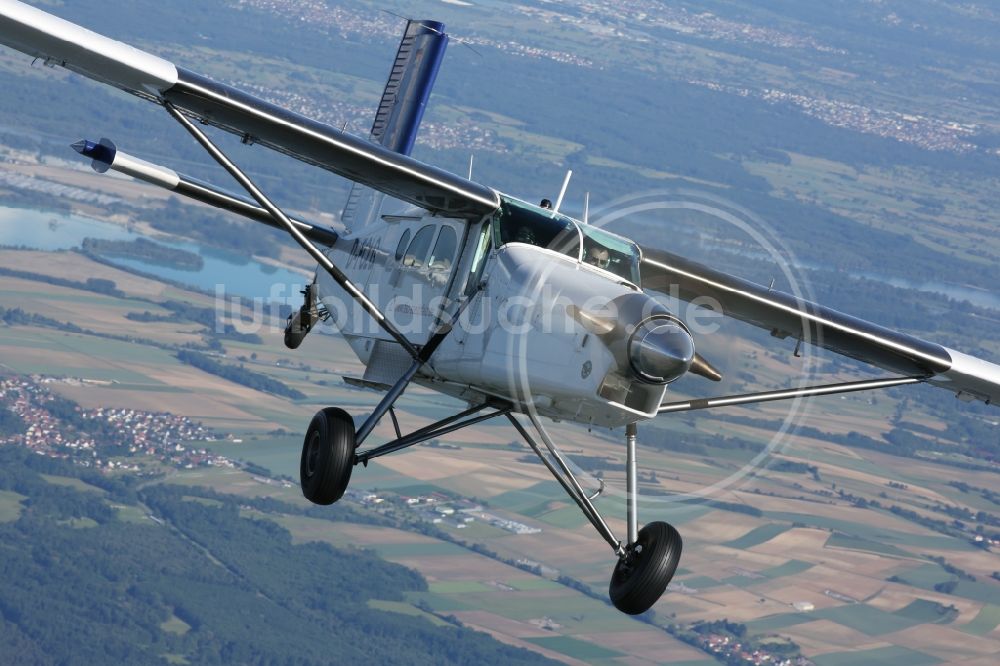 Schweighofen aus der Vogelperspektive: Flugzeug Pilatus Porter PC6 B2/H4 D-FCLG im Fluge über dem Luftraum in Schweighofen im Bundesland Rheinland-Pfalz