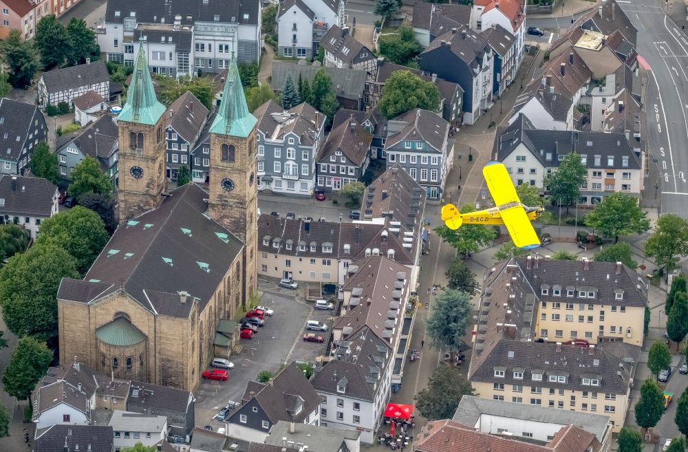 Luftbild Schwelm - Flugzeug Piper J-3C-85 Cub mit der Kennung D-ECZI im Fluge über dem Luftraum in Schwelm im Bundesland Nordrhein-Westfalen - NRW, Deutschland