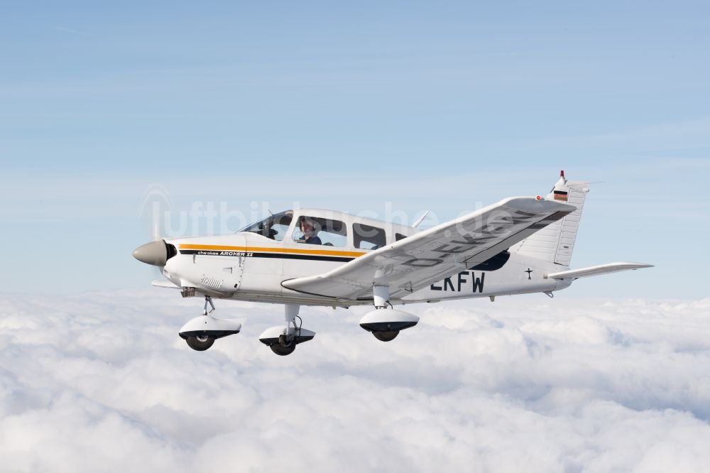Gnarrenburg aus der Vogelperspektive: Flugzeug Piper Pa28 D-EKFW im Fluge über den Wolken bei Gnarrenburg im Bundesland Niedersachsen, Deutschland