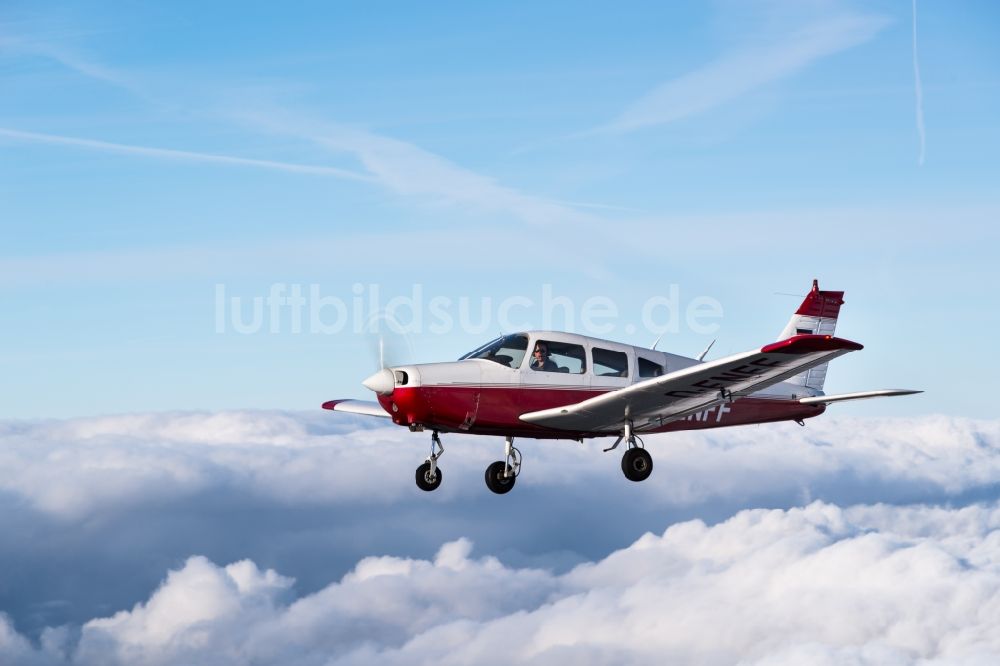 Gnarrenburg aus der Vogelperspektive: Flugzeug Piper Pa28 D-ENFF im Fluge über den Wolken bei Gnarrenburg im Bundesland Niedersachsen, Deutschland