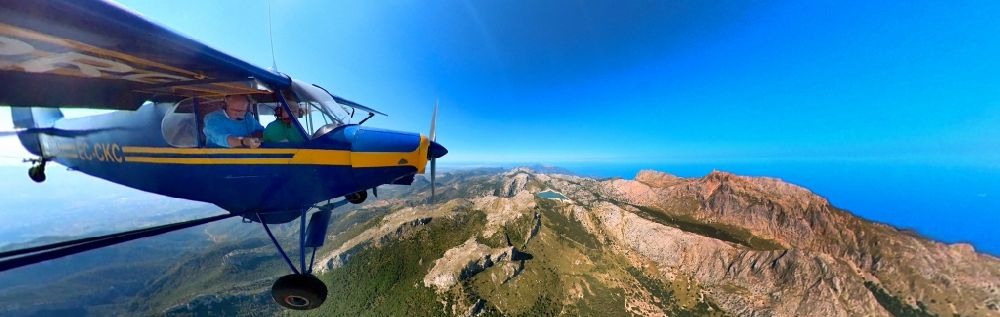 Luftaufnahme Escorca - Flugzeug Piper PA-18-150 im Fluge über den Berg Puig Major in Escorca in Balearische Insel Mallorca, Spanien