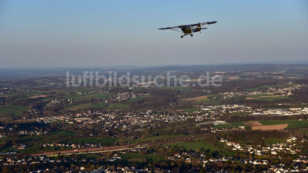 Luftaufnahme Königswinter - Flugzeug Piper L-4 im Luftraum von Königswinter im Bundesland Nordrhein-Westfalen, Deutschland