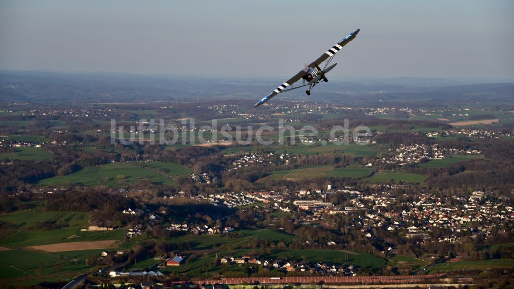 Königswinter von oben - Flugzeug Piper L-4 im Luftraum von Königswinter im Bundesland Nordrhein-Westfalen, Deutschland