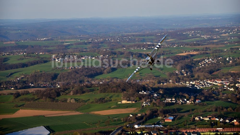 Königswinter aus der Vogelperspektive: Flugzeug Piper L-4 im Luftraum von Königswinter im Bundesland Nordrhein-Westfalen, Deutschland