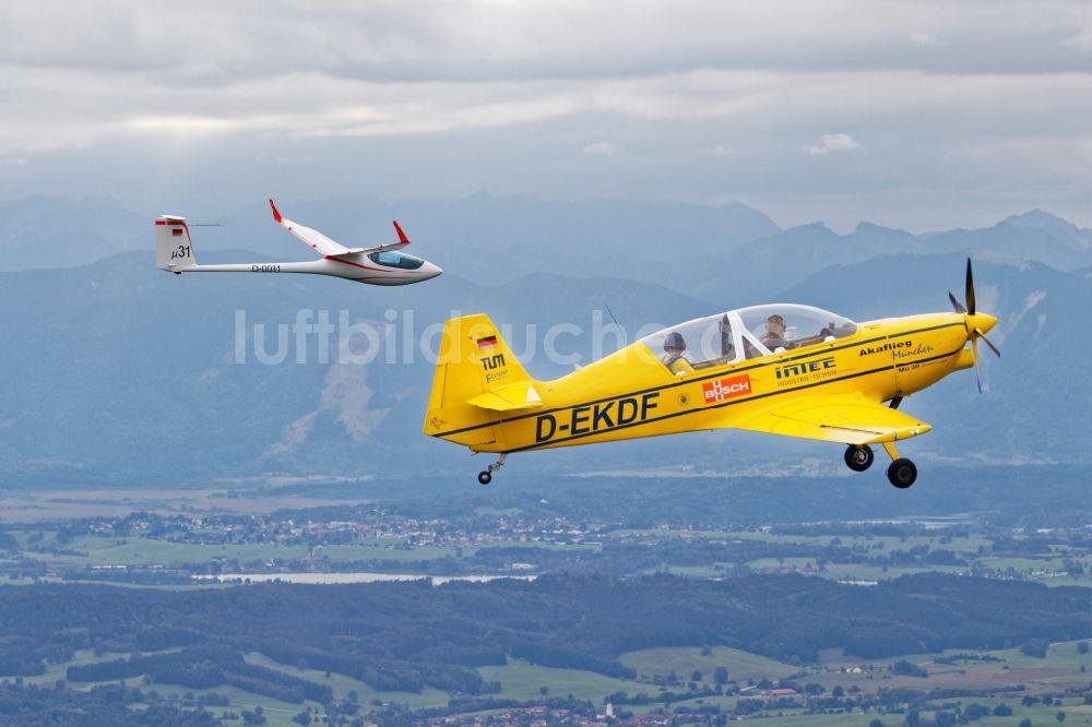 Luftbild Eurasburg - Flugzeug Prototypen Mü 30 und Mü 31 bei der Flugerprobung nahe Königsdorf im Bundesland Bayern