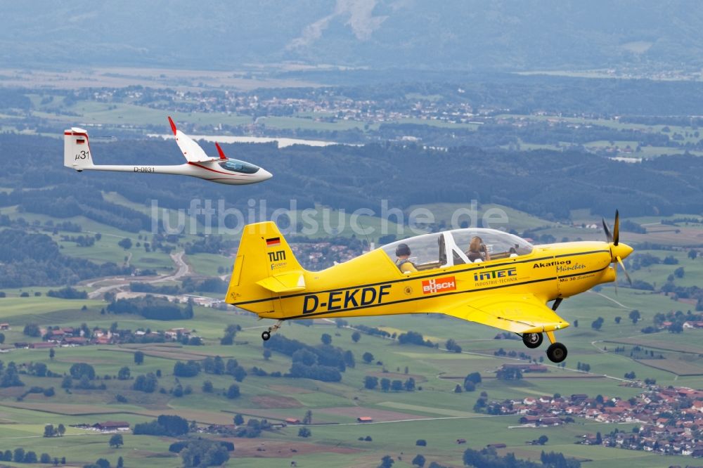 Luftaufnahme Eurasburg - Flugzeug Prototypen Mü 30 und Mü 31 bei der Flugerprobung nahe Königsdorf im Bundesland Bayern