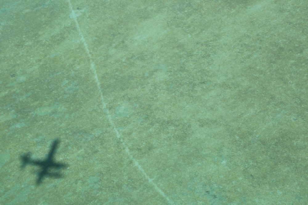 Abu Dhabi aus der Vogelperspektive: Flugzeug Schatten eines Wasserflugzeugs im Fluge über der Sandwüste in der Nähe von Abu Dhabi in Vereinigte Arabische Emirate
