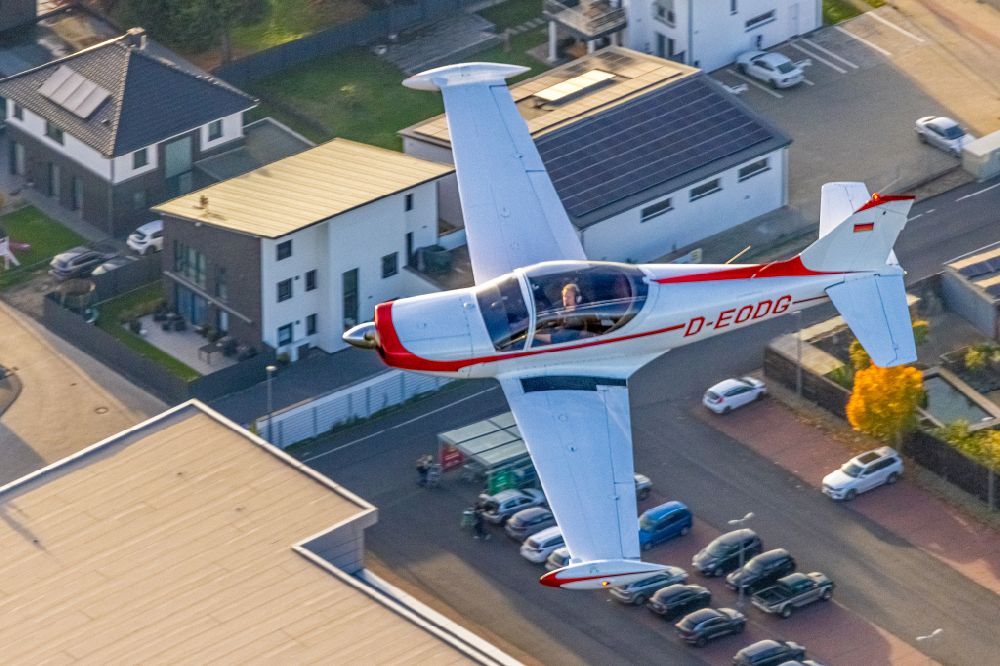 Hamm aus der Vogelperspektive: Flugzeug Siai-Marchetti SF-260 mit der Kennung D-EODG im Fluge über dem Luftraum in Hamm im Bundesland Nordrhein-Westfalen, Deutschland